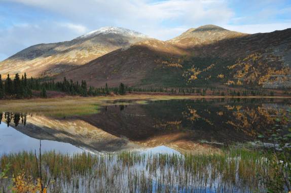 Um magnífico lago que se transforma num gigantesco espelho, pouco antes de chegarmos à Coldfoot, na zona polar do Alaska